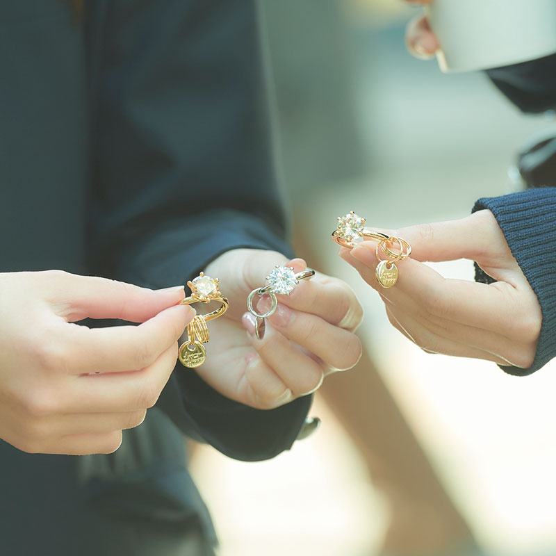 THE_KISS_PR's tweet photo. 【RING KEY RING】

まるでジュエリーのように大きなストーンがきらめくリング型キーホルダー💍🔑

友だち同士で卒業記念のお揃いにしたり、新生活のちょっとしたお祝いにもぴったり🤍

カラーを選んで推し活グッズにプラスするのもおすすめです✨

🔗https://t.co/XXcEQZ0jPq

#thekiss #お揃い https://t.co/mFPSUI0PGA