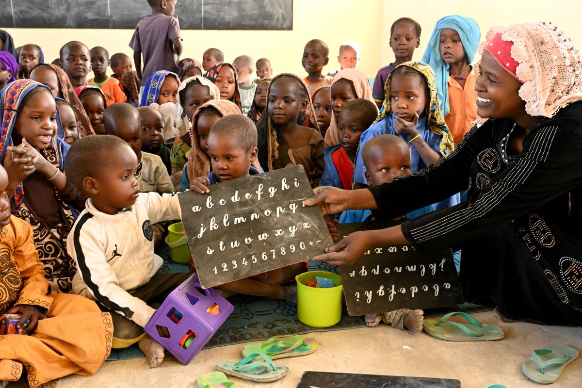 Pre-school education lays the foundations for children's education and plays a decisive role in their future. In the Lac province, @UNICEF with the support of @EduCannotWait has built classrooms and trained teachers to ensure that every child has access to education. #LetMeLearn