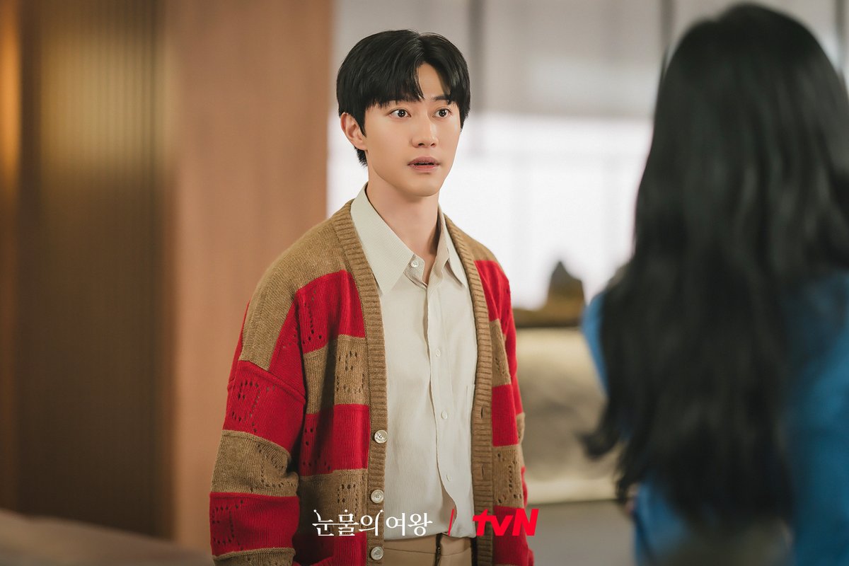 CJnDrama's tweet photo. [5화 비하인드 스틸📸]
5화 엔딩 잊는 방법 알려주실 분..(இ௦இ)
엇갈림은 이제 그만✋
마.침.내. 다시 한번 마음을 확인한 백홍 부부❤

[토일] 밤 9:20 | tvN
#눈물의여왕 #QueenofTears
#tvN #tvN에서봐 #스트리밍은TVING https://t.co/Vj9aLQIOre