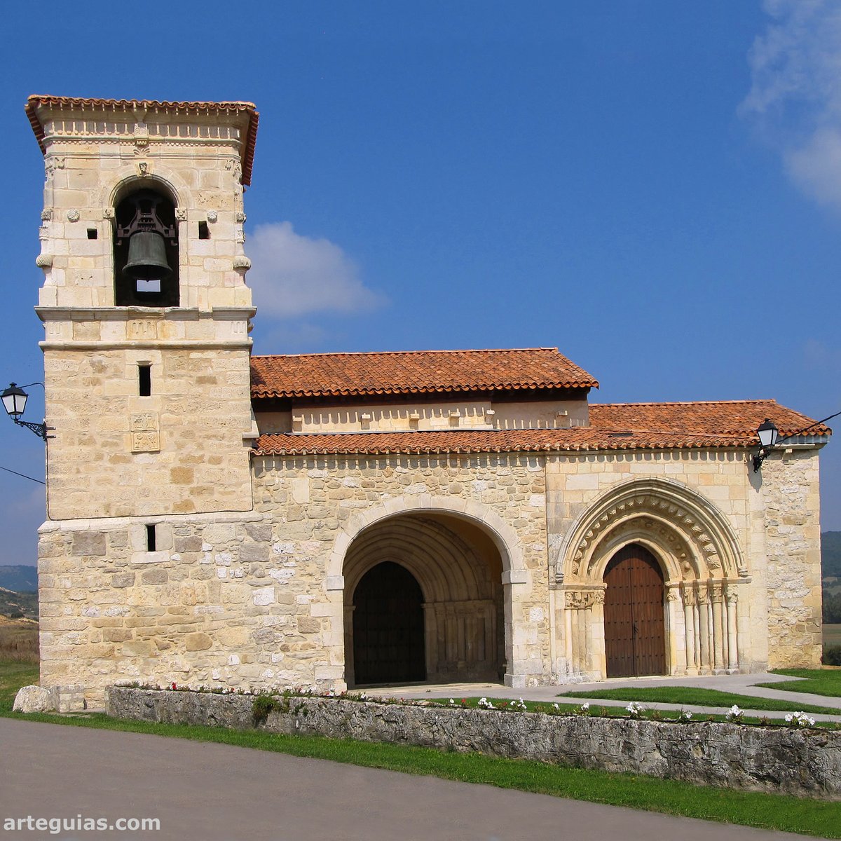 La iglesia de Uzquiano (Condado de Treviño #Burgos) tiene dos portadas románicas: la propia y otra que perteneció a la arruinada iglesia de Ochate arteguias.com/condadotrevino… #romanico #arte #turismo #rural #alava #arquitectura #viajes