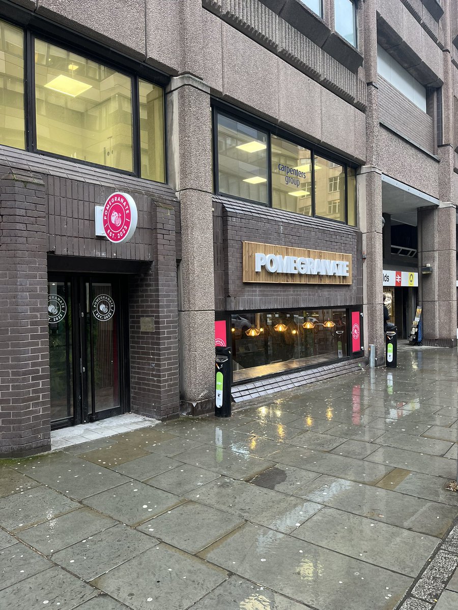 joannapjones's tweet image. Just opened @PomegranateLive today - my new place on Old Hall Street. First person I gave a flyer to is none other than 1998 hero @garethfarrelly1 UTFT 💙 #coffee #acai #smoothies #juices