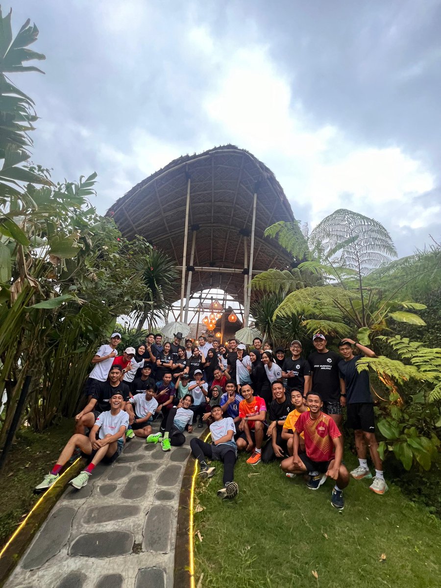 Hari ke 13 
Ngabuburun dan Bukber sama temen komunitas lari Baturunners sekaligus merayakan HUT komunitas ke 8. Lari ramean sama komunitas Free Runners Malang, lokasinya di Latar Ubin deket rumah, menunya nasi cumi sama nasi ayam aku ambil nasi cumi, tidak tefoto juga