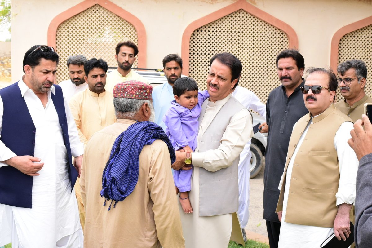 In Dera Bugti, Coordinator from EOC Balochistan extends heartfelt empathy to the father of a child affected by polio. His message to the community: prioritize polio and essential vaccinations to safeguard children from lifelong disabilities.
@eocbalochistan
#EndPolio…