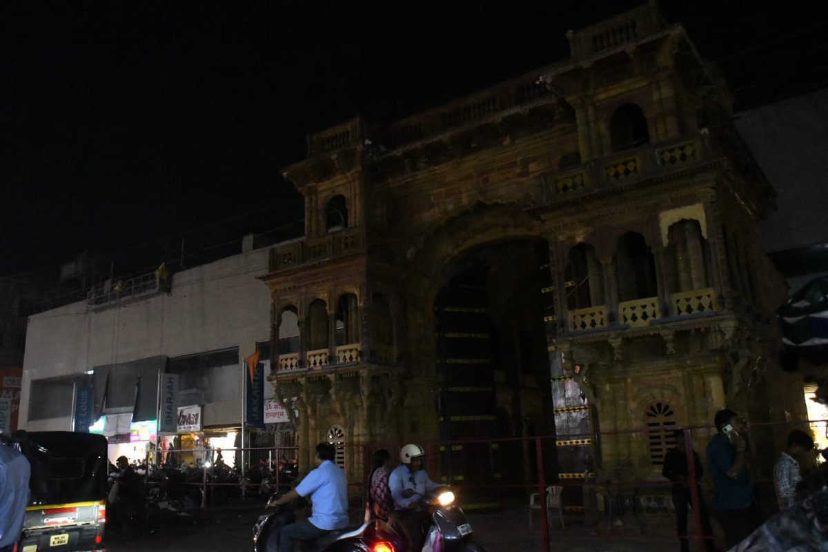 @ngpnmc & Green Vigil Foundation commemorated Earth Hour on 23rd March from 8.30 to 9.30 pm at World Trade Center, Sitabuldi and various other shops at Sitabuldi Nagpur. @WWF Gateway Regal Theatre, a 150 yr old Heritage Gateway was witched off for Earth Hour.