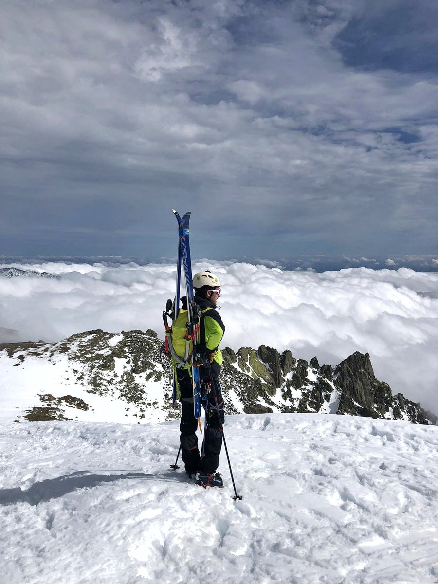 16 de marzo 2024. 
Subida al Morezón por la canal Noroeste.
Con un poco de suerte, con el frente que nos entra, empezamos abril sin guardar los esquís.
#gredos #sierradegredos