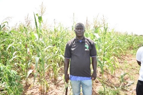 Jeremie Akiyemi est un jeune cultivateur de maïs originaire du Bénin 🌽 Il est l'un des 50 bénéficiaires du Youth in Agribusiness Compact de @Taat_Africa, une initiative à l'échelle du continent conçue par le @AfDB_Group 🌍 👉 tinyurl.com/yx7v4rvm #Evaluation #FeedAfrica