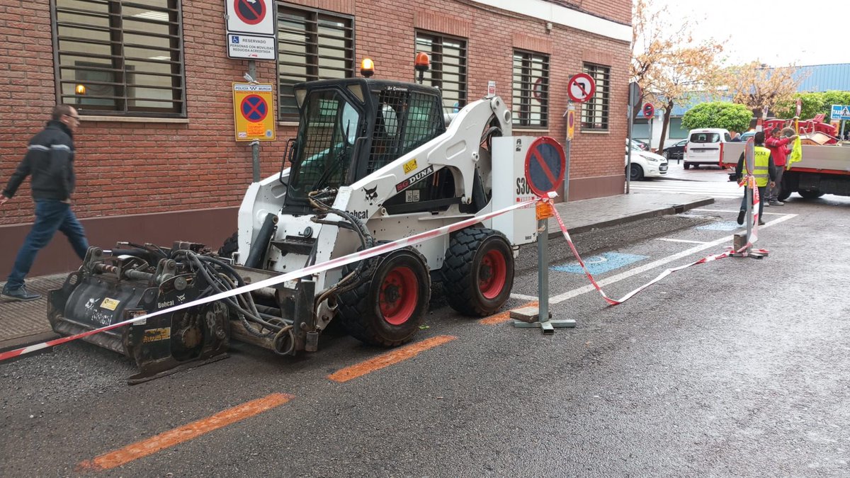 La Concejalía de Fomento dirigida por la Vicealcaldesa <a href="/Rebepl/">Rebeca Pérez</a> atiende la urgente petición de fresado de la Calle Nuevas Tecnologías de San Andrés. Calle en la que la <a href="/NPJesusMurcia/">Cofradía de Jesús</a> organiza su tradicional procesión del Viernes Santo. Seguimos! <a href="/EmilioLlamas_/">Emilio Llamas Sánchez</a> #DistritoDeSalzillo