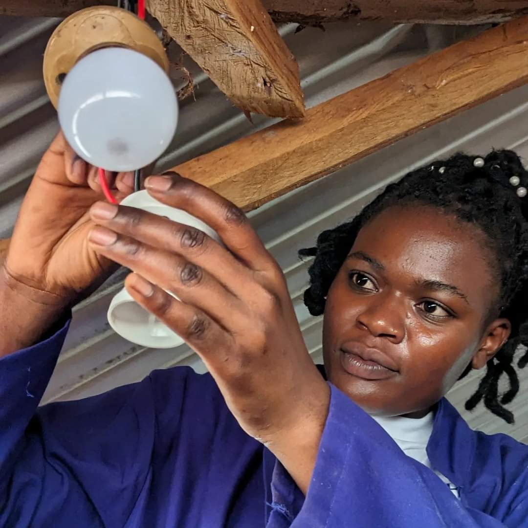 mms_kenya's tweet photo. Our Solar installation training students in Mwanga Mpya Project installed solar lamps at our New Land farm house in Kajulu, led by Evans from Iruwa Taita 💡

The students have been continuing with their training and learned a lot of practical knowledge  🛠️👩🏾‍🔧

#solarenergy https://t.co/3m1A2nQNDG