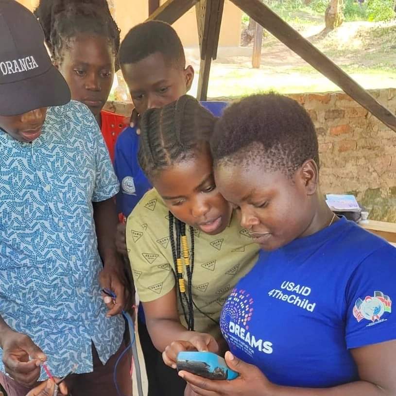mms_kenya's tweet photo. Our Solar installation training students in Mwanga Mpya Project installed solar lamps at our New Land farm house in Kajulu, led by Evans from Iruwa Taita 💡

The students have been continuing with their training and learned a lot of practical knowledge  🛠️👩🏾‍🔧

#solarenergy https://t.co/3m1A2nQNDG