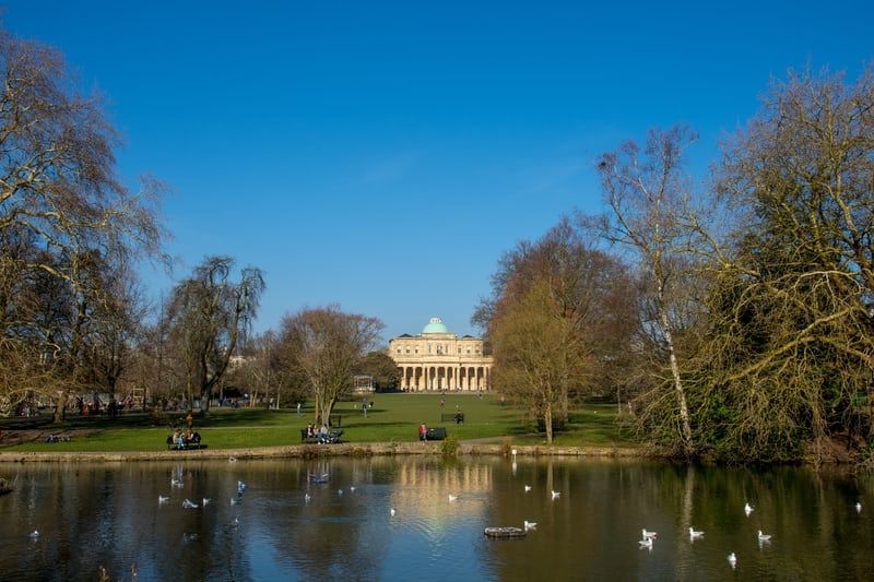staylets1's tweet photo. Discover the beauty of #PittvillePark in #Cheltenham during your stay at #SpaCourt 🧡

With lakes, manicured lawns, and historic #PumpRoom, it's a must-visit park! Enjoy rowing on Pittville Lake, grab a bite at the Heritage Café, and explore the play area https://t.co/IKYSIcZPBt https://t.co/vJ3RpwWeyk
