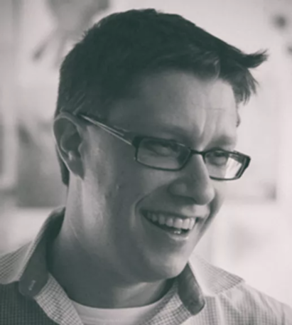 Beeple (Майк Винкельман): Безперечно один з найвідоміших художників у світі NFT.

<a href="/beeple/">beeple</a> став відомим завдяки своїм щоденним творчим проектам, які він публікував в інтернеті щодня протягом багатьох років. У 2021 році його арт-робота під назвою "Everydays: The First 5000 Days"