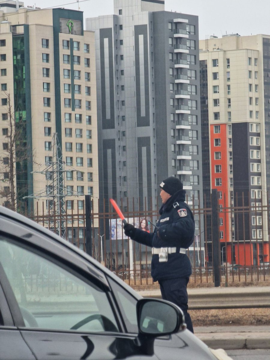 Энэ цагдаа Хан Уулын Имартын урд талын гэрэл дохиогүй  уулзварыг хорь шахуу минут зогсоож Хобби талаас ирж байгаа машинуудыг бараг Жапан таун  хүртэл урт түгжрэл үүсгэв. Татаж байгаа тал нь машингүй болчихоод байхад л хөдөлгөөн хаагаад байх?..