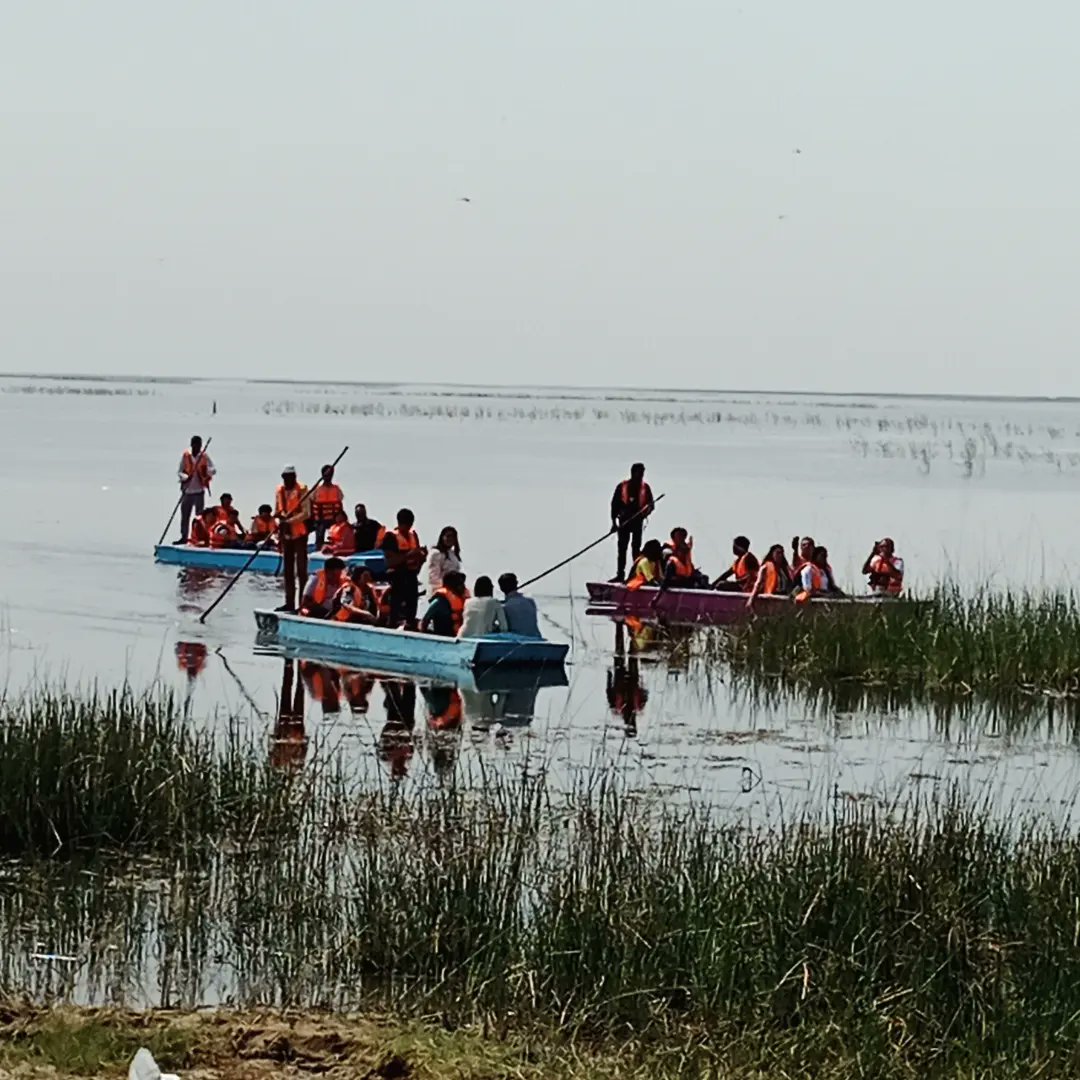 Nal Sarovar Lake (Bird Sanctuary) , Gujarat 🚣🏼 Adventure Time 💦👍🏼 #Nalsaroverlake #Gujarat #birds #birdwatching #birdsanctuary #PictureOfTheDay #travelphotography #travelblogger #travelvibes