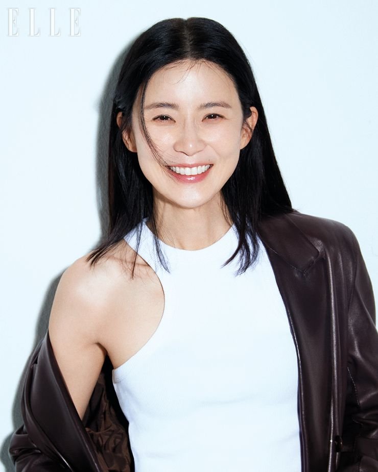 #ELLEinterview #이보영 이제는 기대보다 걱정이 더 많은 것 같아요. 아이들이 자라면 어떨지 그런 기대와 상상을 옆에서 저 대신 많이 해주는 사람이 있어서 그 사람 진정시키기 바쁘고요(웃음). 하루하루 아프지 않고 행복하면 되죠. 🔗bit.ly/3PAlEdK