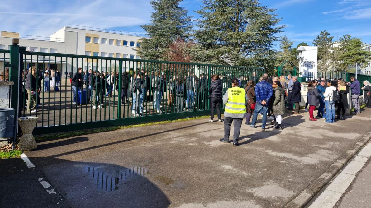 Alerte attentat : les élèves du lycée Chrestien-de-Troyes confinés dans la cour lest-eclair.fr/id582874/artic…