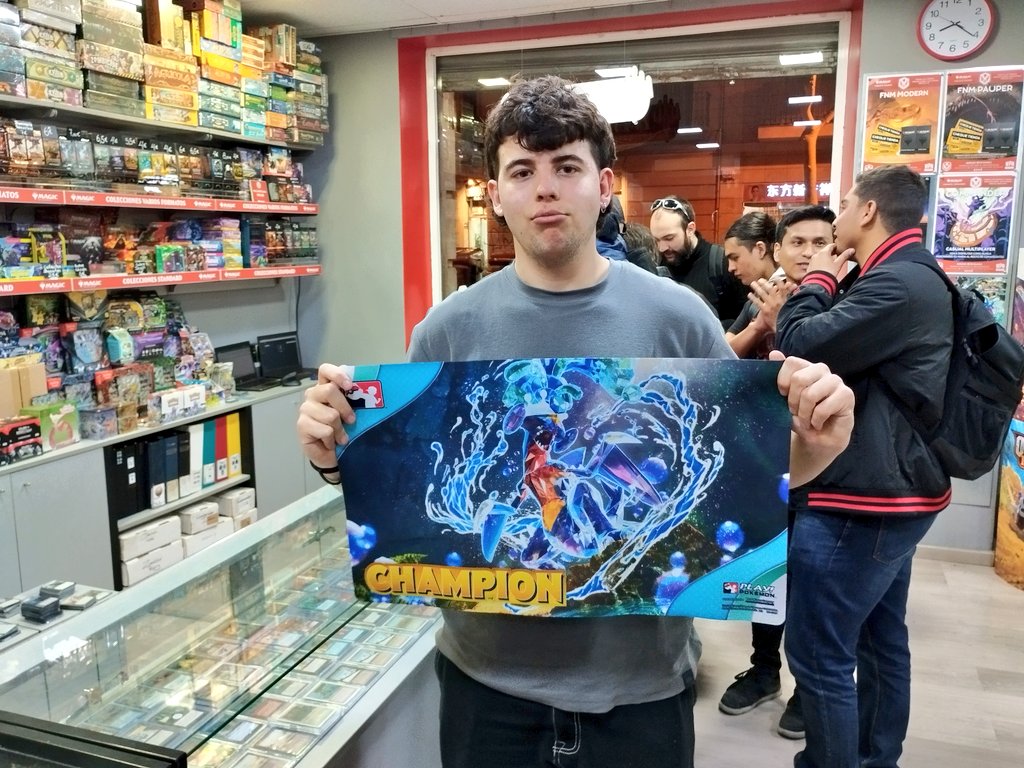 El dissabte a <a href="/inGenioBCN/">inGenio</a> va tenir lloc el primer League Cup de la botiga i no podria estar més content! 32 MA, 3 SR i 5 JR, 40 jugadors en total es van reunir per passar un dia divertit i competir a cartetes!! #PlayPokemon 
PD: Va guanyar Charizard ex. 😆