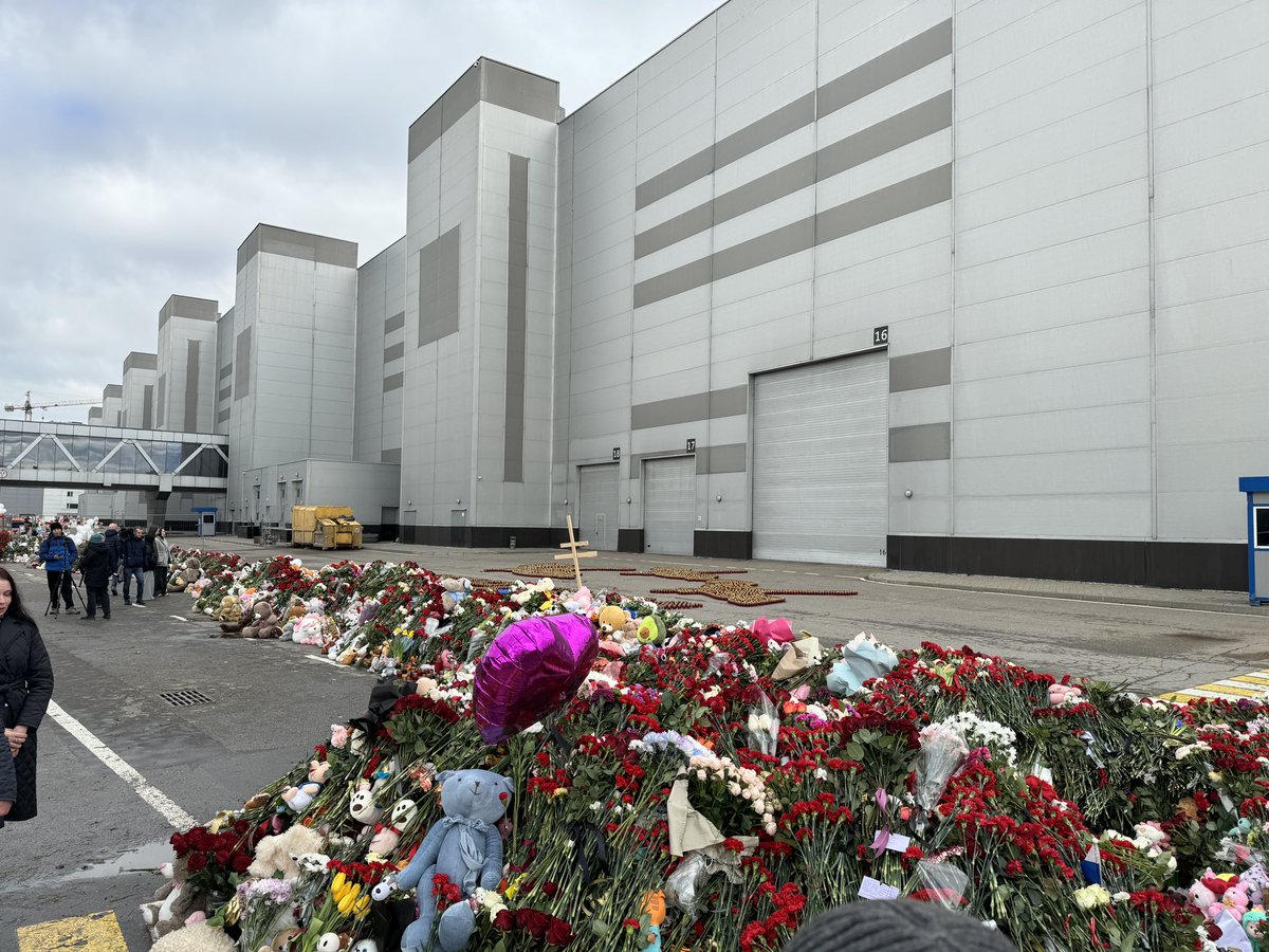 Devant le Crocus à Moscou. Les Russes continuent d’apporter des fleurs, des messes sont improvisées. Réponses confuses lorsque nous interrogeons les moscovites sur l’enquête en cours. La revendication de Daesh ne suffit pas à convaincre tout le monde. Reportage à 13h <a href="/TF1Info/">TF1Info</a>