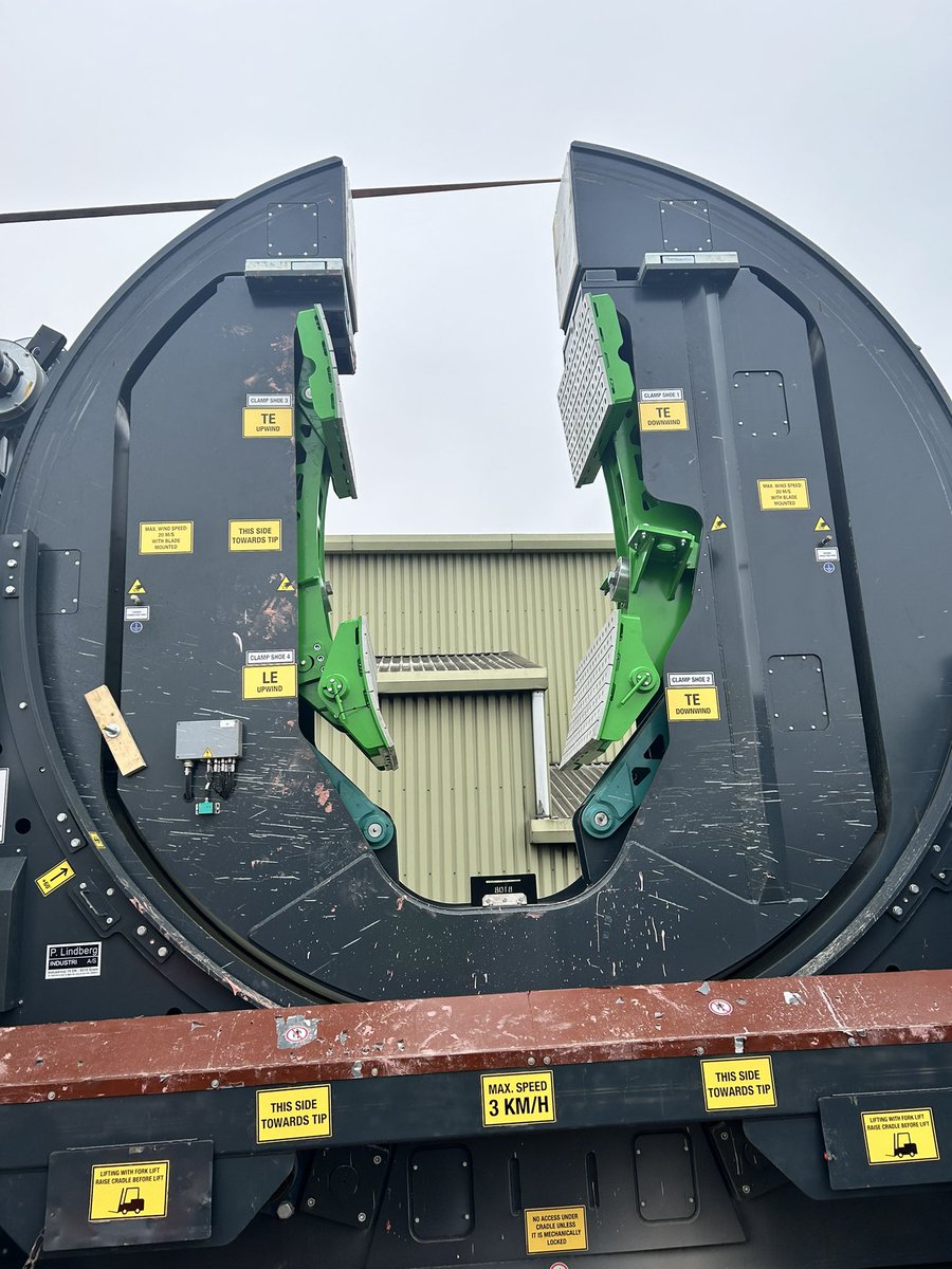 LincsPoliceOps's tweet image. #AbLoad travelling through Immingham, onto the A1133, A46, A631,A15,A46 down to Brough, expect delays the load will be moving shortly! @LincsPoliceFCR