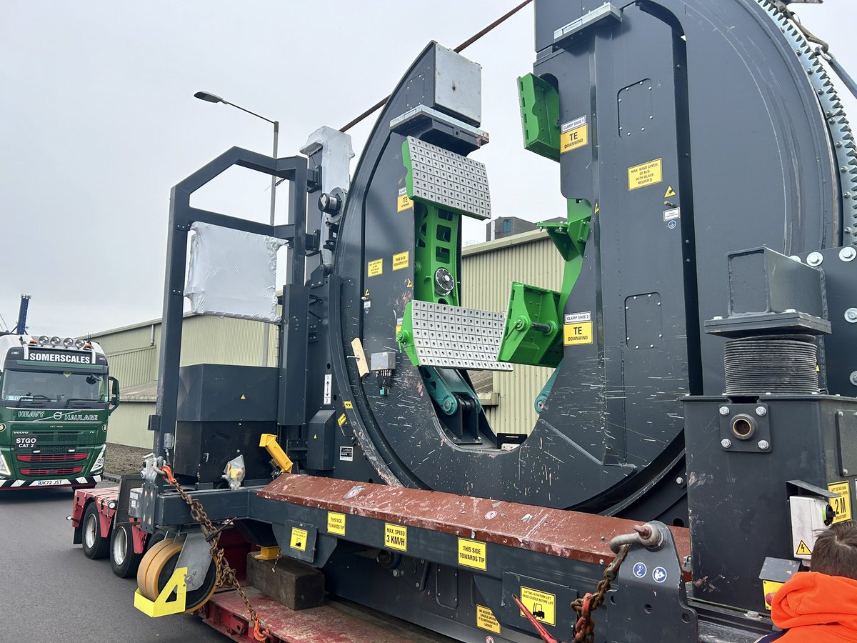 LincsPoliceOps's tweet image. #AbLoad travelling through Immingham, onto the A1133, A46, A631,A15,A46 down to Brough, expect delays the load will be moving shortly! @LincsPoliceFCR