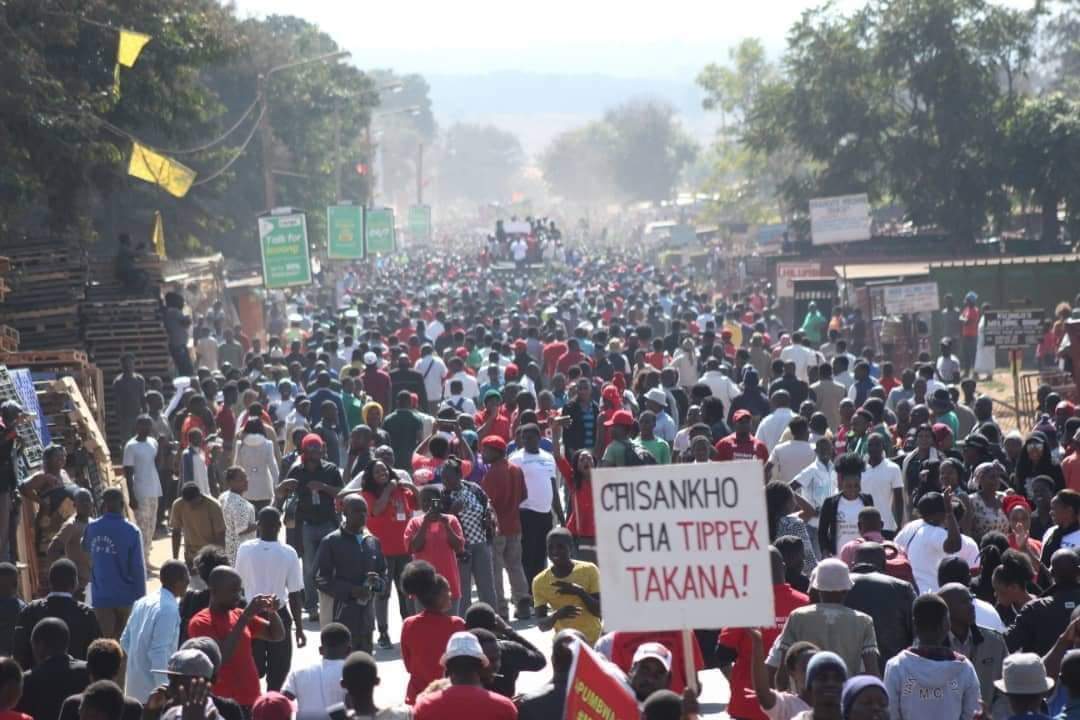 mynassah's tweet photo. @daddyhope So how did Malawians fight for electoral reforms 2019-2020?
They organized &amp; protested. They were shot at by the police, so they organized some more &amp; protested in bigger numbers
When the president refused to listen to their demands, they marched on State House.
It took 10 months https://t.co/035O8EZwCa