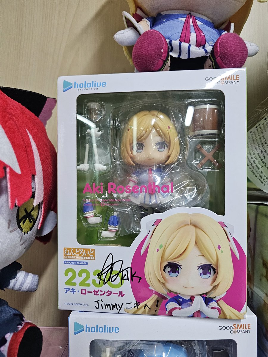 A very special Nendoroid made it to the office today... Thank you to Papa Akitake for this very special signature. I will treasure this for life. I won't open this box for sure 😭🙏🍎