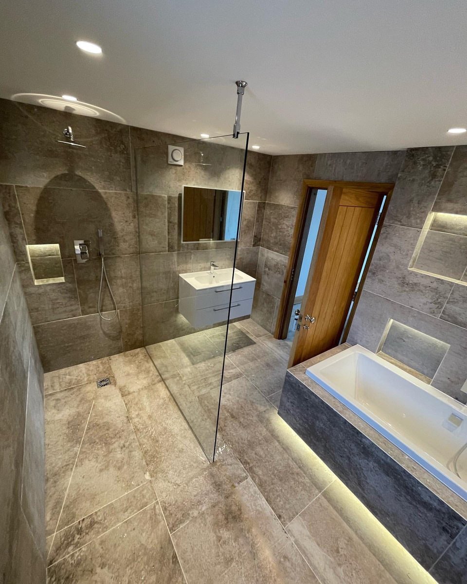 A CRL ceiling mounted support bar and U-channel was used on this large glass shower screen fitted by Clear View Glazing. . #bathroomdesign #showerscreen #bathroom