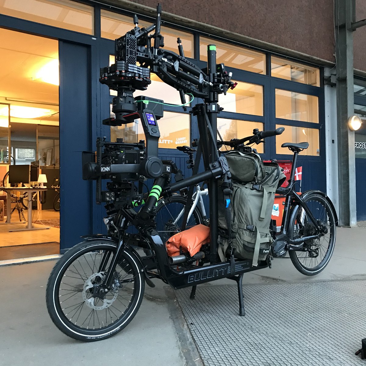 MikeyCycling's tweet photo. I've found my new phone driver catching camera rig. https://t.co/GJJEp5uRRP