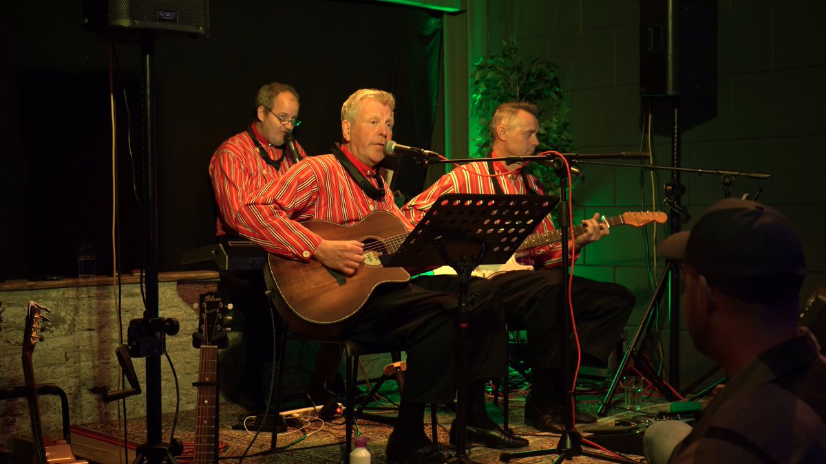 Afgelopen zaterdag gaf Leuster een besloten VIP concert voor zo’n 45 VIP bezoekers.
We mogen terugkijken op een zeer geslaagde en sfeervolle avond.