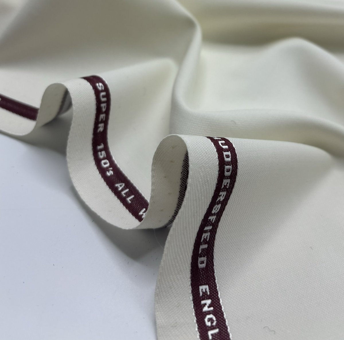 One of many luxurious pieces from our super 150s collection. Everyday wear and an all year round fabric at 270 grams, and made in Huddersfield, England. kabbanitextiles.com/super-150s-mad… #madeinengland #fabric #wool #tailoring #textiles #white #luxury