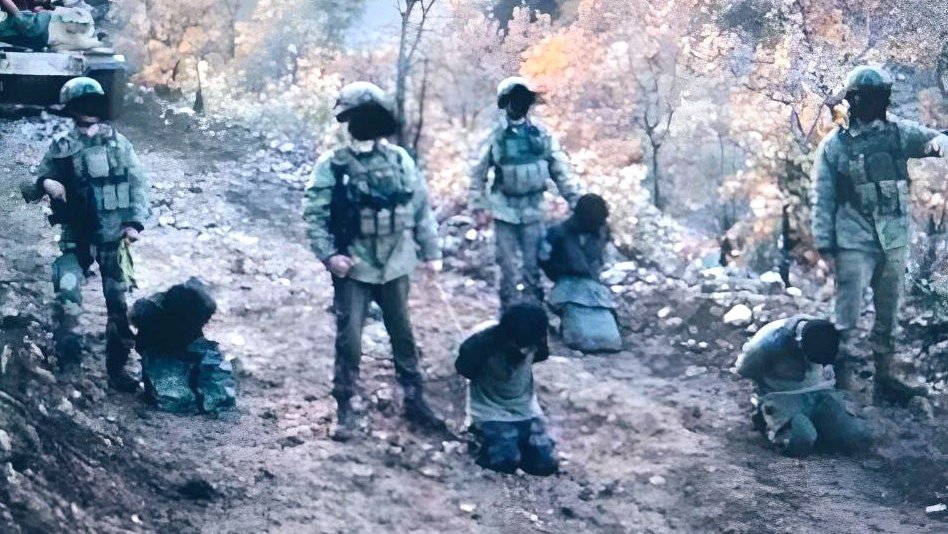 Doğuda kurt, batıda beyefendiyiz!
Gerekirse beyazları çıkarır dağlara gideriz!