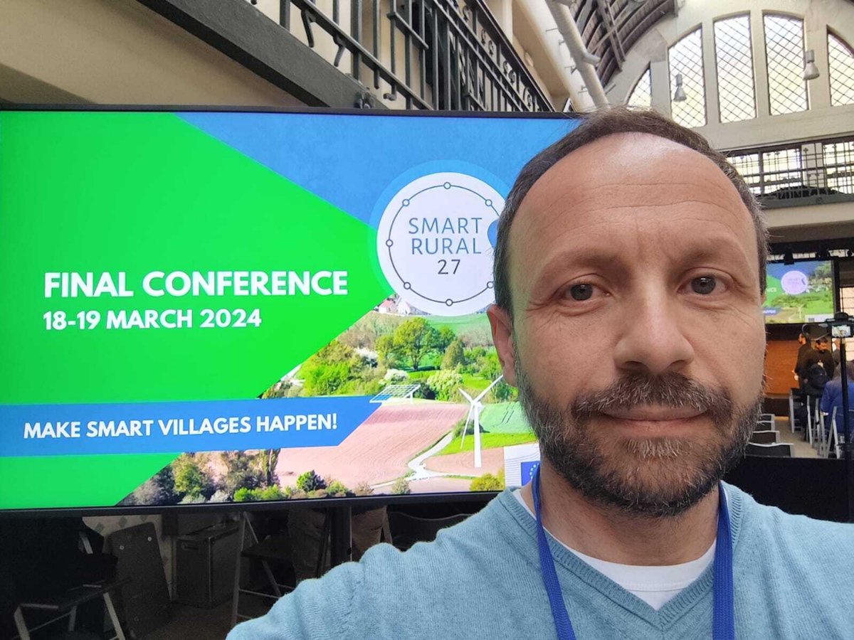 🚀 ¡A Bruselas! El agente de @CGmengibar  comparte en @SmartRural27  la experiencia de los pueblos smart andaluces y su dinamización desde los #PuntosVuela.  👉 bit.ly/3TRn6LA #RetoDemografico #CompetenciasDigitales #CanteraSTEAM #NómadasDigitales #VidaDigital