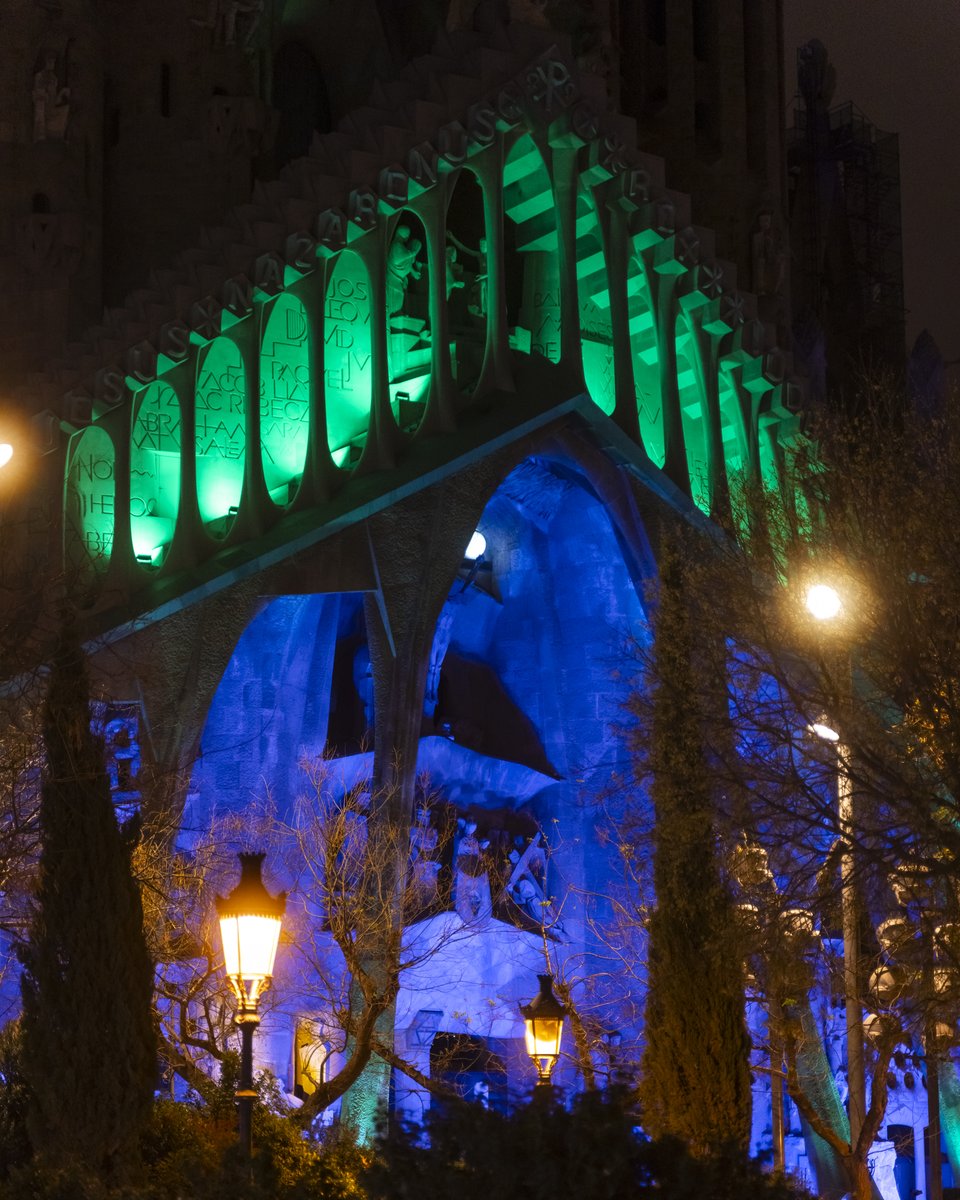 CAT_ Avui i demà, la façana de la Passió es tornarà a il·luminar amb una locució musicada que relata la passió i mort de Jesucrist.
Apropa’t a conèixer el recorregut de la creu de manera especial.
🔵 + info: sagradafamilia.org/setmana-santa

[Autor dels grups escultòrics de la façana de