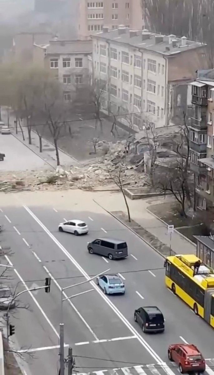 BREAKING: Russia strikes Kyiv with ballistic missiles. Buildings have collapsed. People are still under the rubble. Many fatalities reported.