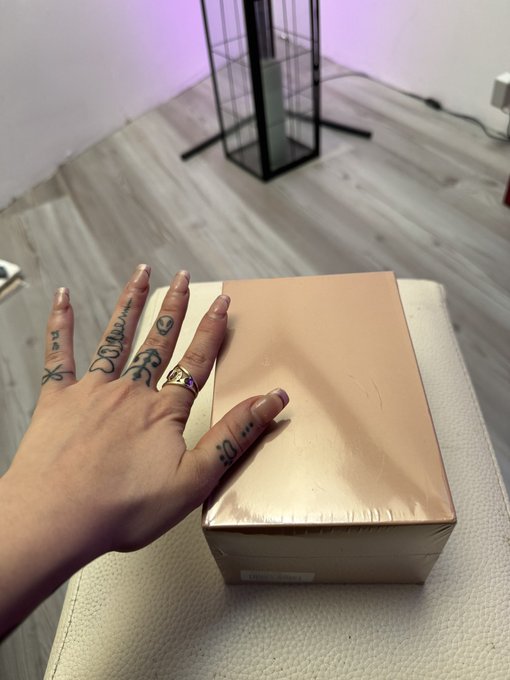 Heeey bby look what incredible product was send to me @finding_tester5 ☺️☺️ https://t.co/ecJ7pycoLH