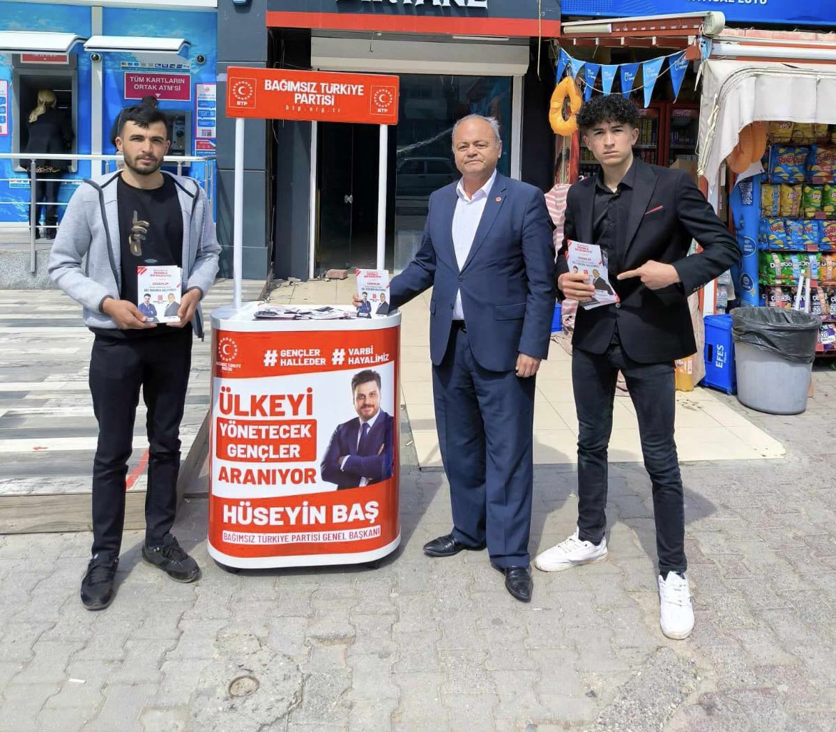 Erdemli’de Başkan Adayımız Ömer Şen’in de katılımıyla stand çalışmamız devam ediyor. Bütün Erdemlili hemşerilerimizi bekliyoruz