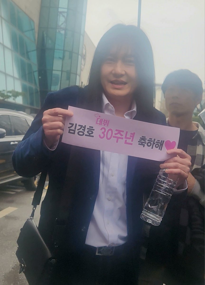 khssam1052's tweet photo. 내 폰 상태 어쩔;;;
비와서 성에 낀거냐고 ㅠ

짤상태는 안좋지만
그래도 #김경호 데뷔 30주년 축하해 https://t.co/pCOGb16QJJ