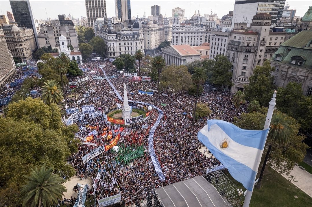 Buen día compatriotas 💙🤍💙✌️. #AltaEnElCielo El paño que nos hermana en la identidad, la memoria,  la verdad y la justicia.