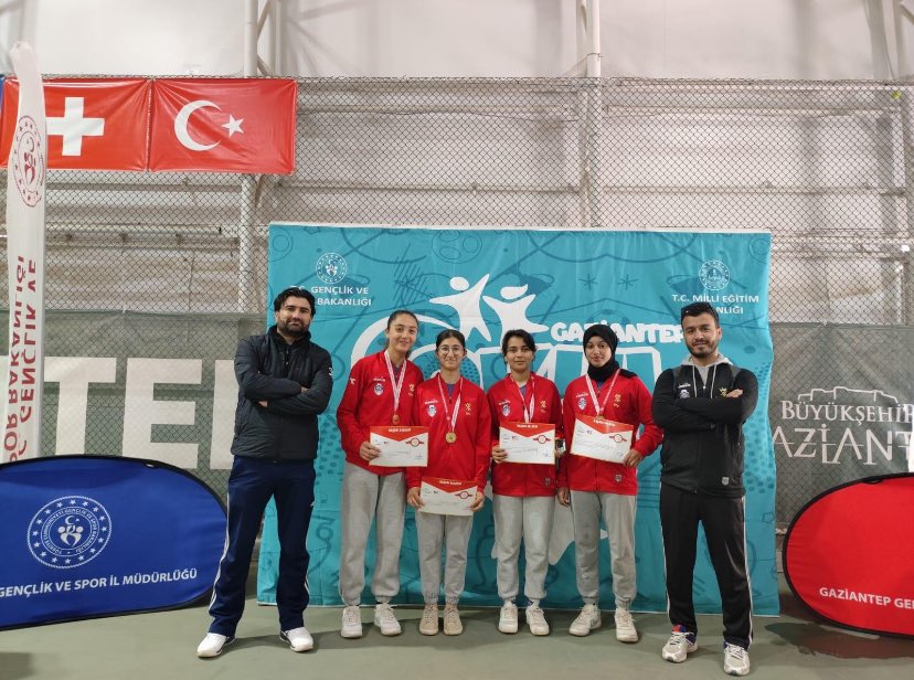 Okul Tenis takımımız Gaziantep’te tüm rakiplerine karşı galibiyet kazanarak bölge şampiyonu oldu. Kendilerini tebrik ediyoruz. ⁦@KiziltepeKymlk⁩ ⁦@mardinilmem⁩ ⁦@kiziltepemem47⁩
