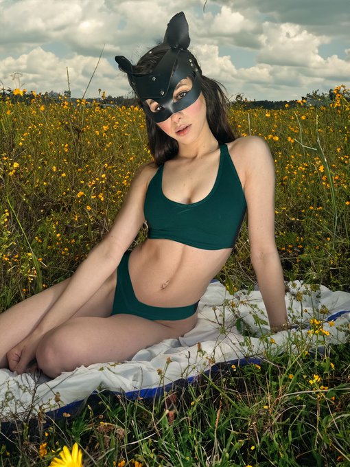 כל מה שאני צריכה זה אותך ושמיכה...(קונדום זה עליך😉) שבוע טוב! https://t.co/1rOse3CN0y