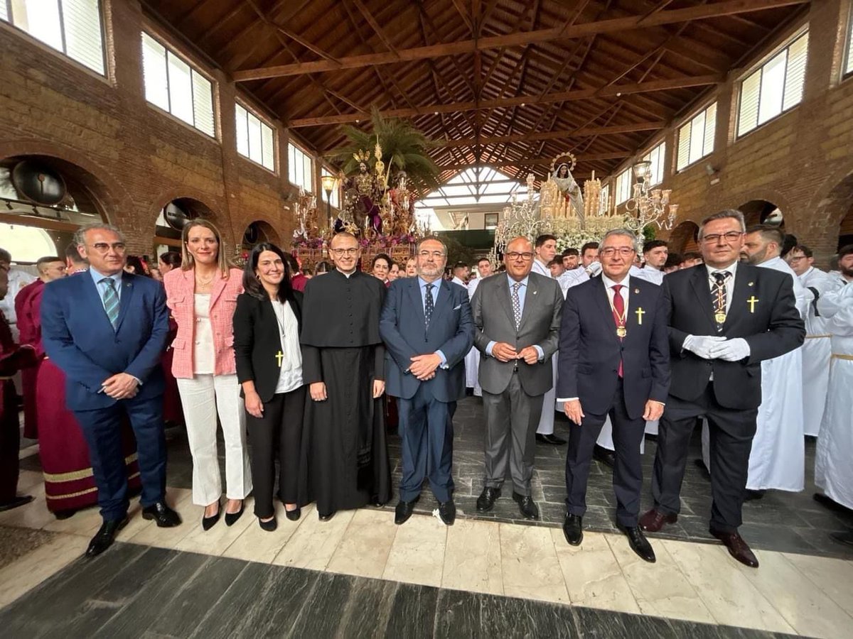 📷📷 Emotivo encuentro en la Cofradía de la Pollinica y la Virgen del Rocío 📷📷 El presidente de la ACEV, José Antonio González, se unió al acto junto a distinguidas personalidades.....