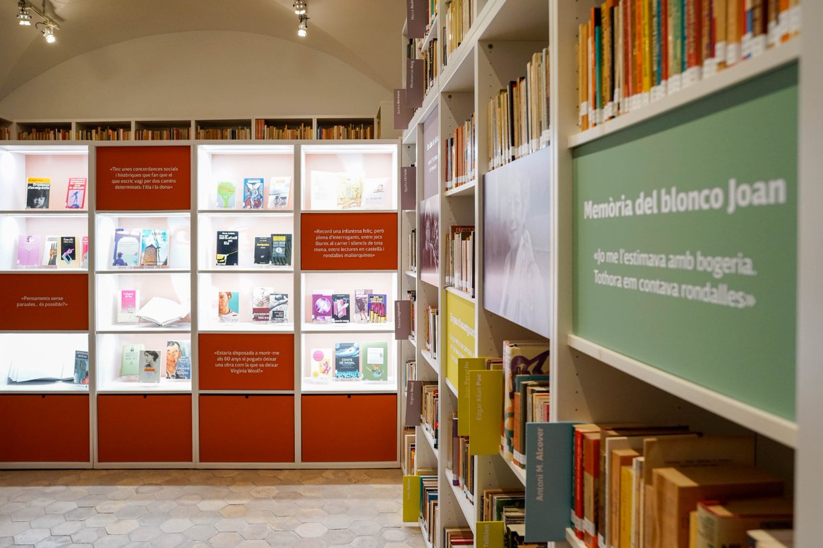 El passat divendres vàrem obrir les portes de 'La cambra pròpia de Maria-Antònia Oliver' 📚🧡. La biblioteca i sala de lectura dedicada a l'autora ja es pot visitar en l'horari habitual de la Casa Llorenç Villalonga a Binissalem: de dilluns a divendres de 10 a 14 h.