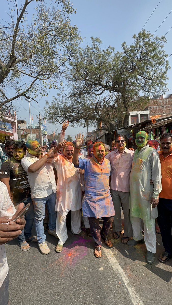 रंगों का पर्व होली हर जीवन में नया उत्साह व उल्लास भरने का अवसर है।

आज लोकसभा-मिश्रिख अन्तर्गत बेनीगंज, मलेहरा, कोथावाँ, शाहपुर अटिया में मेरे संसदीय क्षेत्र के परिवारजनों के साथ होली का त्योहार मनाया।

सभी को पुनः होली की शुभकामनाएँ।