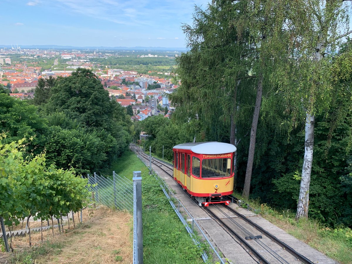 Die #Turmbergbahn stellt heute ihren Betrieb auf den  Sommerfahrplan um und befördert über die Frühlings- und Sommermonate dann wieder täglich Fahrgäste auf den Durlacher Hausberg. Zudem werden die Betriebszeiten von 18 auf 20 Uhr  ausgeweitet.
👉tinyurl.com/3s24en8b