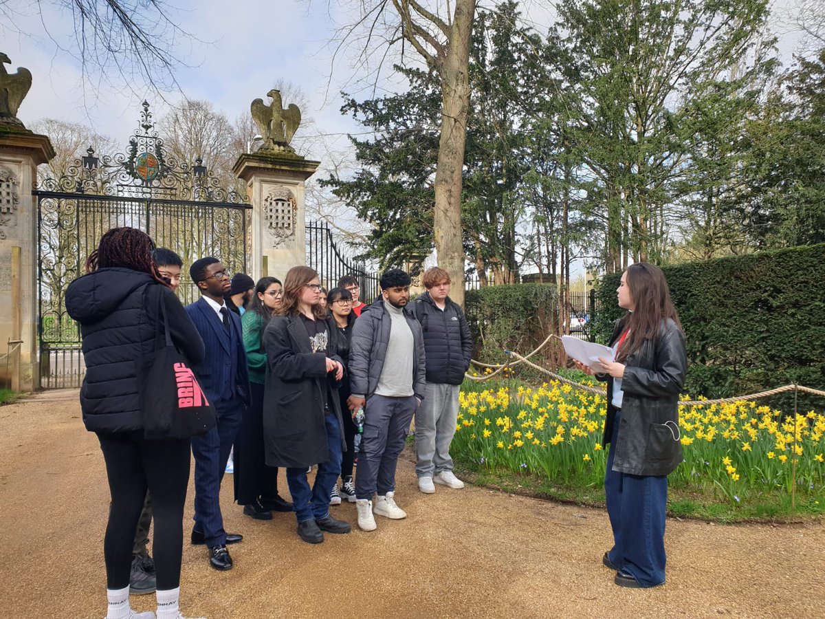 30 of our Year 12 students had the opportunity to visit St John's College, @Cambridge_Uni, last week! They had an amazing day of lectures, tours of the city and got to meet lots of academics and current students 🤓🤩