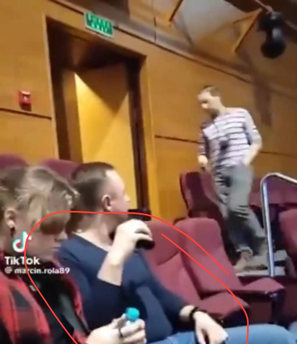 fakeofforg's tweet photo. Во время теракта в Крокусе были ФСБэшники!!!
В звле где должен был пройти концерт группы "Пикник", как и на всех других мероприятиях были ФСБэшники. Они даже одеты в одинаковую одежду: синий свитер и джинсы. 
На видео видно, как сидящие в зале под видом зрителей, очень хорошо скоординированы. И дают команды: «Двери закрывайте!» и «Закрыли?». В этот момент терpористы уже были внизу и стреляли в людей.
Надо отметить профессионализм ФСБэшников! Из них никто не пострадал. Хотя как могут пострадать кураторы террористов?