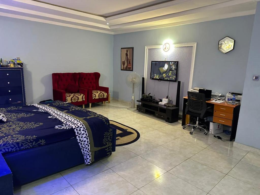 Mypropertybro's tweet photo. Features: 
 3.5KVA Inverter with Solar panels ● 7 Air conditioners ● Motorised Gate ● Electric fence ● Gate house ● 8 Channel CCTV ● Fully furnished and equipped Kitchen ● Spacious bedrooms with walk-in closet.

#Abuja #forsale #RealEstate #property #cheatingwife #Russia https://t.co/RLcMjdhb1r
