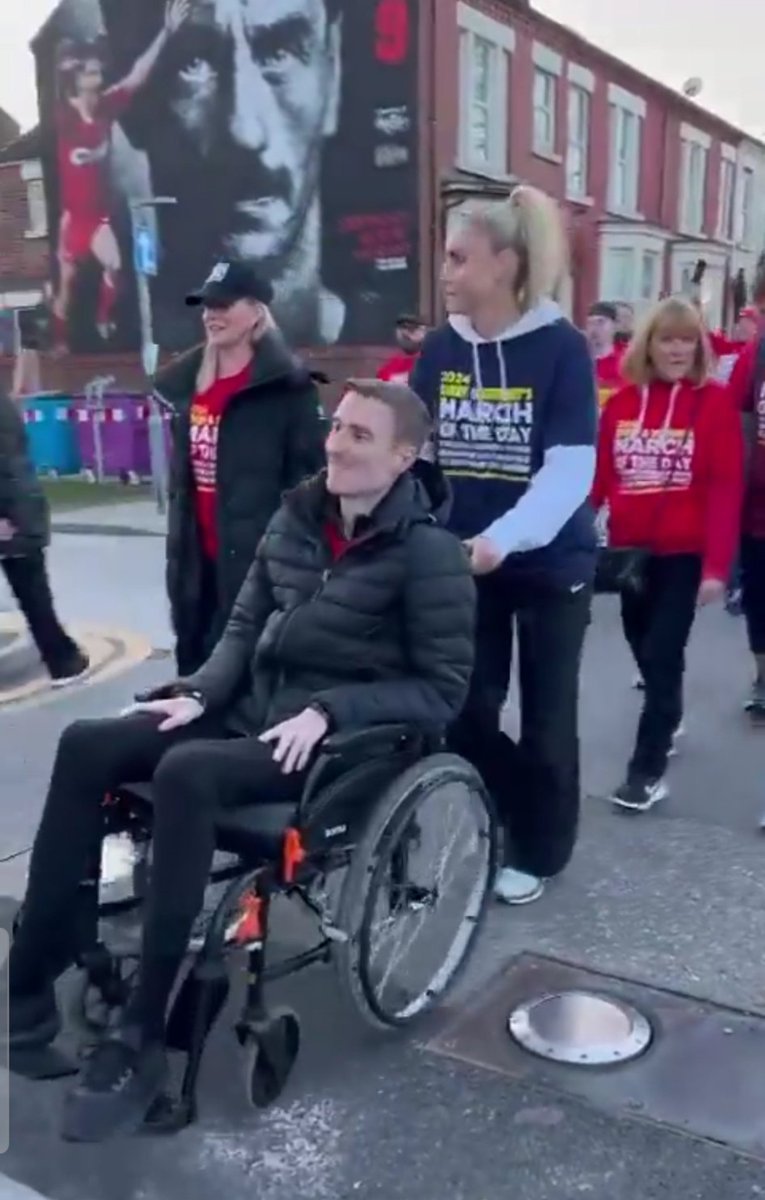Ex-Liverpool player Stephen Darby with his wife completing the 178 miles over 3 days challenge on Sunday at Anfield to raise money for motor neurone disease. Congratulations Stephen 👏👏👏