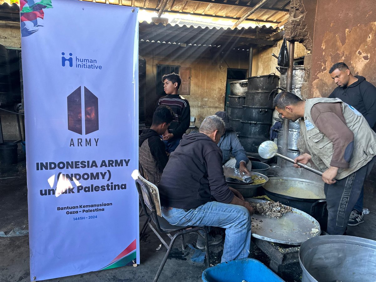 AnggiCartwheel's tweet photo. Terimakasih ARMY, terimakasih para donatur, terimakasih juga @hum_initiative yg membantu kami sehingga bisa menyalurkan bantuan untuk warga Palestina 🥹😭💜 https://t.co/sIISOcnWRb