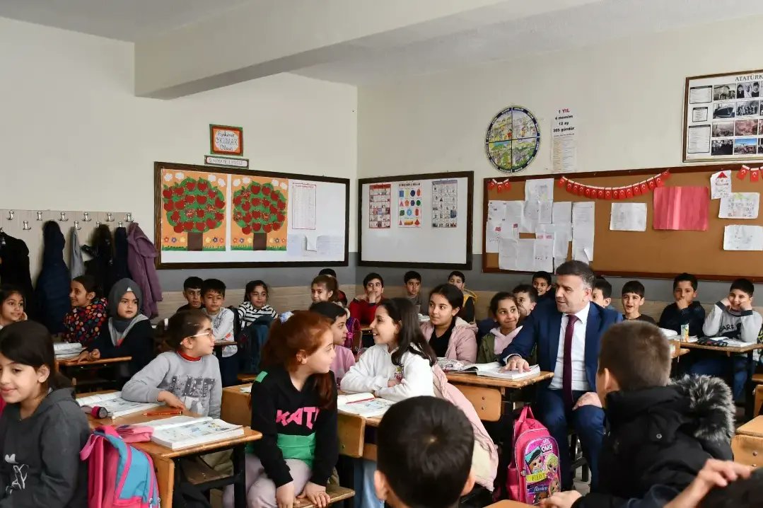 🔴 “Okul ziyaretlerinde öğrencilerimizin ışıl ışıl gözlerini gördükçe, yarınların bizlere sayısız güzellikler getireceğine olan inancımız çoğalıyor.” 🌱

İl Millî Eğitim Müdürü Asım Sultanoğlu, yeni haftaya Piri Reis İlkokulunu ziyaret ederek başladı. 🏫

<a href="/tcmeb/">Millî Eğitim Bakanlığı</a> 
<a href="/Yusuf__Tekin/">Yusuf Tekin</a>