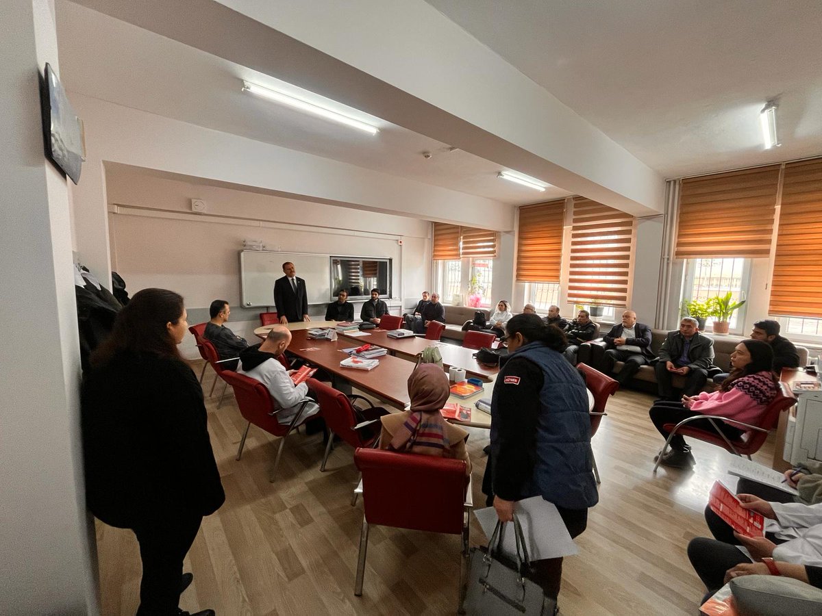 Polatlı Gevher Nesibe Mesleki ve Teknik Anadolu Lisesini ziyaret ettik. Okul Müdürü Yahya Doğan hocamıza ve tüm öğretmenlerimize teşekkür ediyoruz, kıymetli zamanlarını bizlere ayırdıkları için. Polatlı'da sağlıklı bir yaşam için, Polatlı'nın gençliği için birlikte çalışacağız.